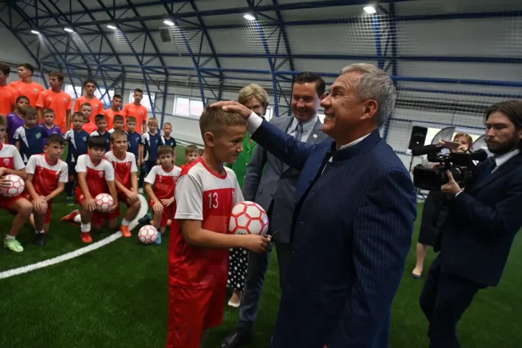 Рустам Минниханов открыл в Елабуге футбольный манеж