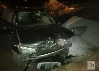 Три человека попали в больницу после вылета легковушки в ливневку в Татарстане