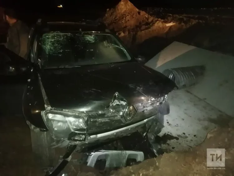 Три человека попали в больницу после вылета легковушки в ливневку в Татарстане