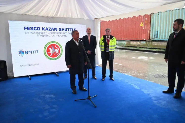 Минниханов принял участие в отправке контейнерного поезда с товарами из Владивостока в Казань