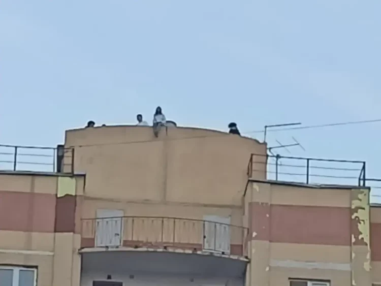 В Казани подростки забрались на крышу 16-этажного дома
