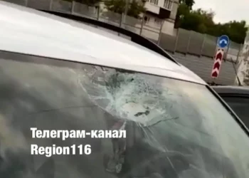 В Казани подростки разбили лобовое стекло машины, кидая шифер с крыши