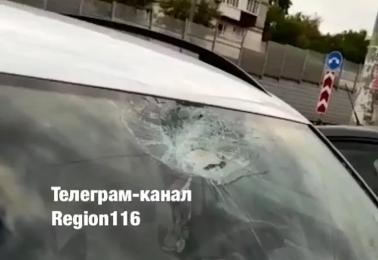 В Казани подростки разбили лобовое стекло машины, кидая шифер с крыши