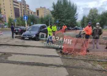 В Казани иномарка провалилась в неогороженную траншею