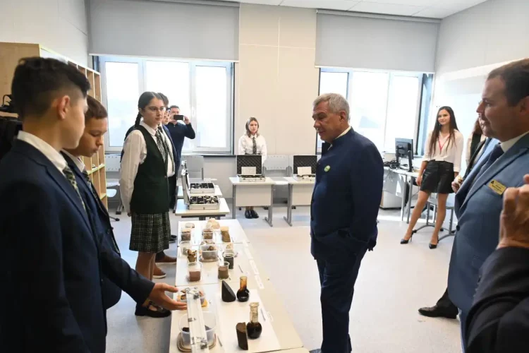 Рустам Минниханов посетил школу Адымнар в Альметьевске