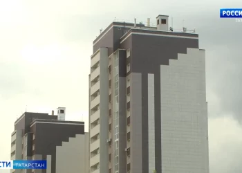 Экологи взяли пробы воды на месте предполагаемого слива канализации в районе казанского речпорта