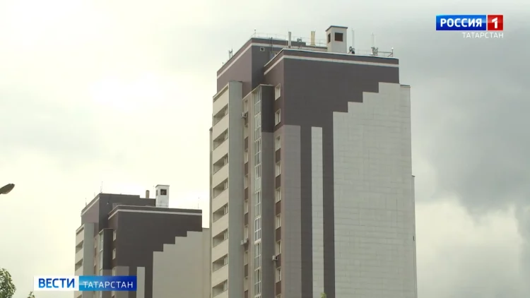 Экологи взяли пробы воды на месте предполагаемого слива канализации в районе казанского речпорта