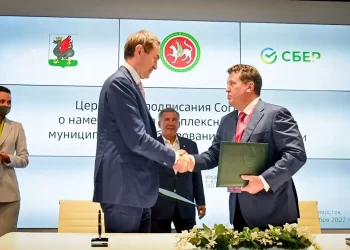 Минниханов принял участие в церемонии подписания соглашения о реновации речного порта Казани