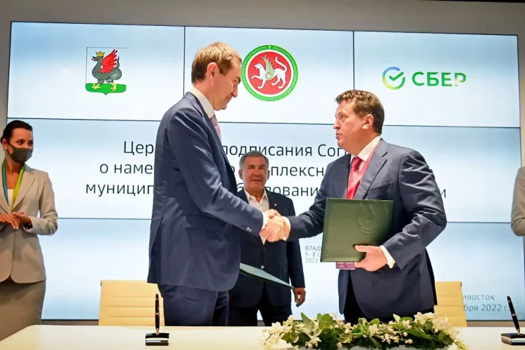 Минниханов принял участие в церемонии подписания соглашения о реновации речного порта Казани