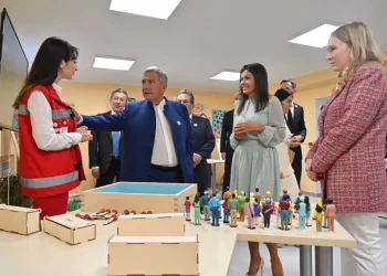 Минниханов посетил Центр психологической помощи молодежи «Нур» в Альметьевске