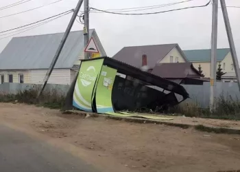 В поселке Куюки автомобиль влетел в автобусную остановку