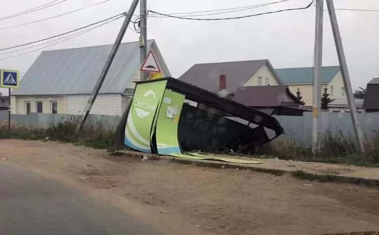 В поселке Куюки автомобиль влетел в автобусную остановку