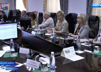 Экологи взяли пробы воды на месте предполагаемого слива канализации в районе казанского речпорта