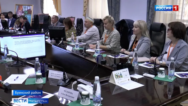 Экологи взяли пробы воды на месте предполагаемого слива канализации в районе казанского речпорта