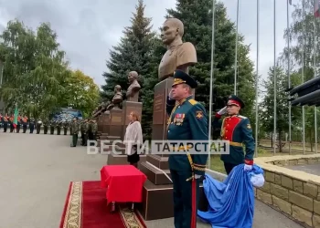 В Казани открыли бюст Героя России Дамира Исламова, погибшего во время спецоперации