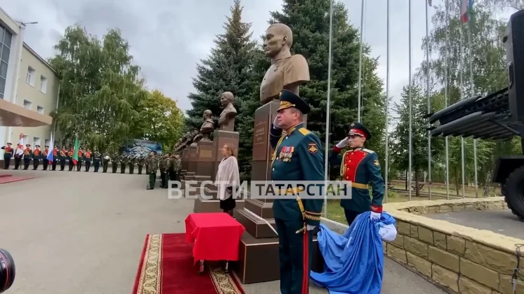 В Казани открыли бюст Героя России Дамира Исламова, погибшего во время спецоперации