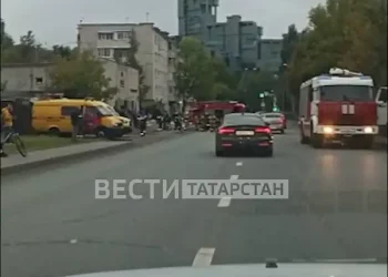 В Казани возле ЖК «Кристалл» загорелся дом