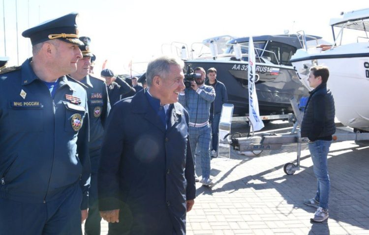 Минниханов и министр МЧС России посетили XV Всероссийский чемпионат по водно-моторным соревнованиям