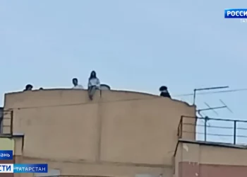 Забавы на высоте: в Казани подростки устроили прогулку по крыше 16-этажного дома