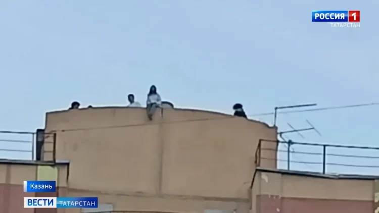 Забавы на высоте: в Казани подростки устроили прогулку по крыше 16-этажного дома