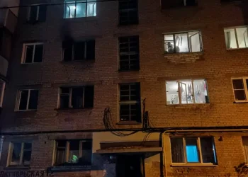 В Казани ночью эвакуировали жителей горящей пятиэтажки