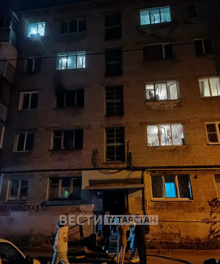 В Казани ночью эвакуировали жителей горящей пятиэтажки