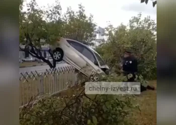 В Набережных Челнах иномарка приземлилась на забор