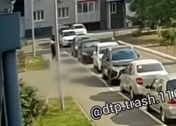 В Казани из окна многоэтажки выпала женщина