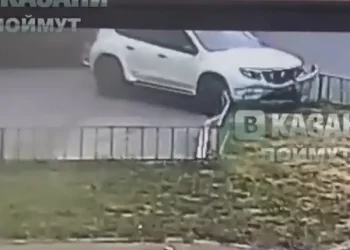 В Казани водитель иномарки устроил погром во дворе многоэтажки