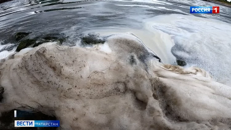 Экологи взяли пробы воды на месте предполагаемого слива канализации в районе казанского речпорта