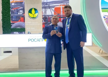 Минниханову вручили официальный символ открытого чемпионата России по пахоте