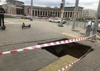 Прокуратура начала проверка после обрушения тротуара у театра Камала