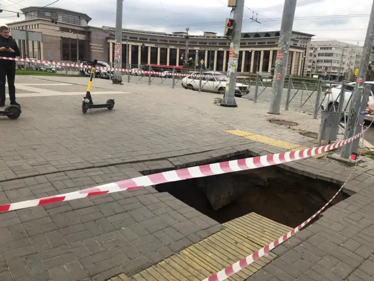 Прокуратура начала проверка после обрушения тротуара у театра Камала