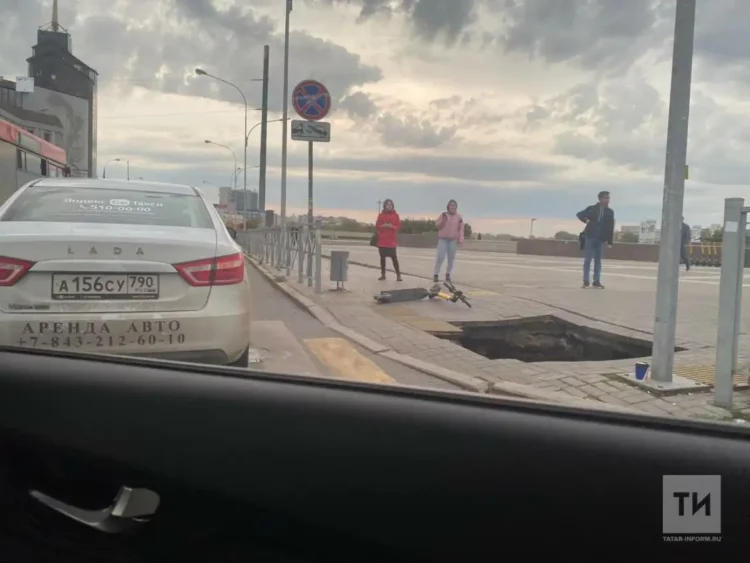 В Казани у театра Камала провалился тротуар