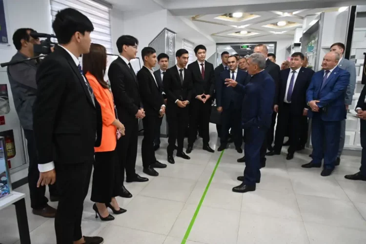 Рустам Минниханов посетил IT-парк Джизака