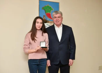 Мэр Челнов вручил медикам ключи от квартир