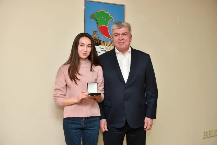 Мэр Челнов вручил медикам ключи от квартир