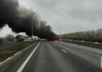 На въезде в Казань загорелся автобус