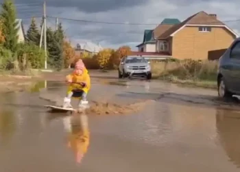 В Нижнекамске маленькая девочка прокатилась на вейкборде по лужам