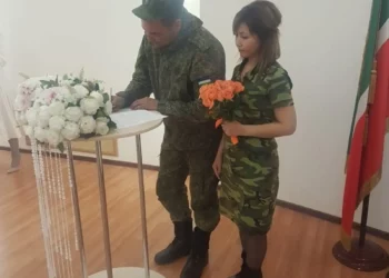 Невеста из Башкирии в «армейском» платье приехала к мобилизованному жениху в Казань