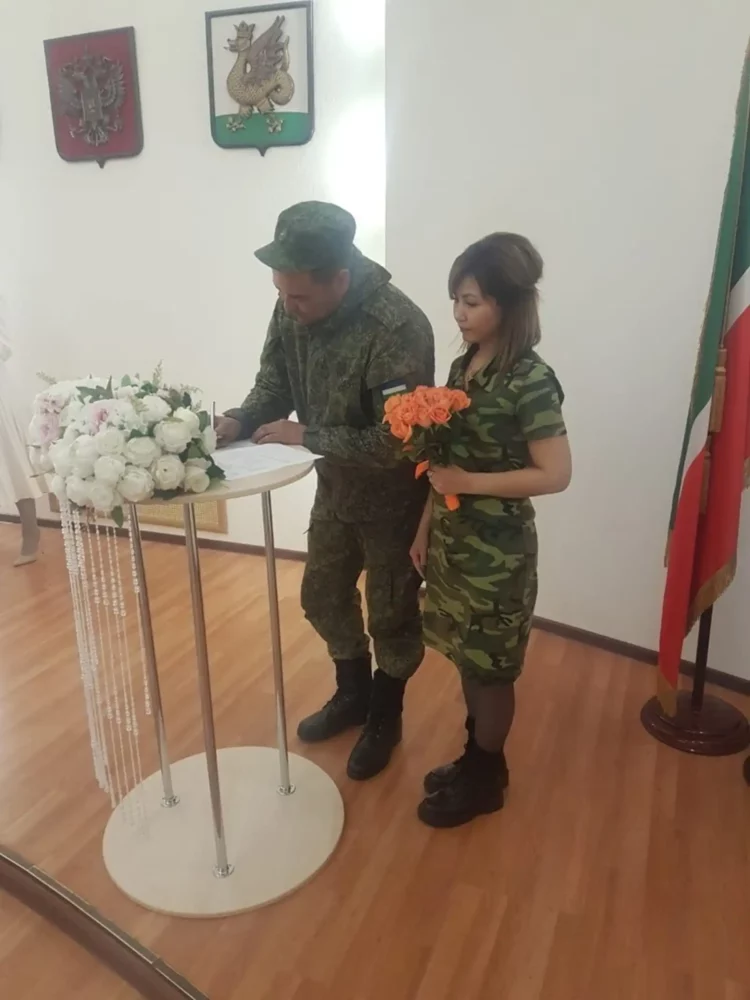 Невеста из Башкирии в «армейском» платье приехала к мобилизованному жениху в Казань