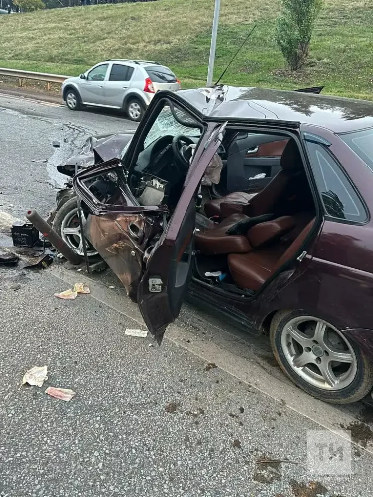 Двое человек пострадали при столкновении легковушек и микроавтобуса в Челнах