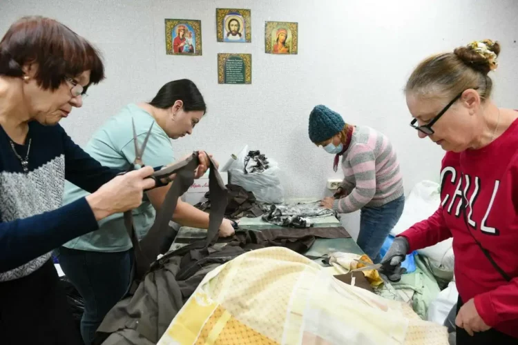 Челнинские женщины сшили бойцам татарстанских батальонов походные коврики