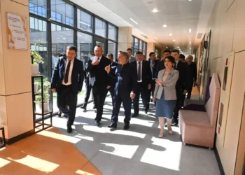 Рустам Минниханов посетил полилингвальную школу в Джизак