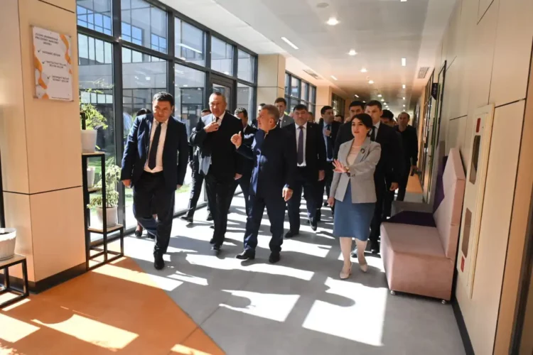 Рустам Минниханов посетил полилингвальную школу в Джизак