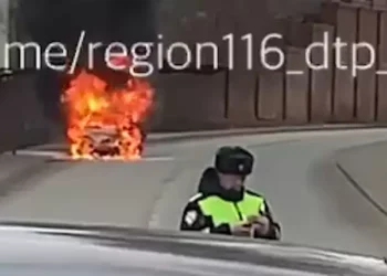 В Казани около МКДЦ загорелся автомобиль