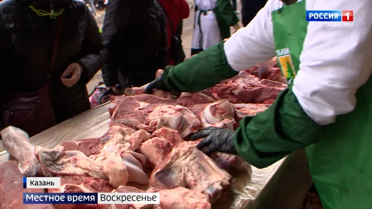 «Люди берут, не жалуются»: чем запасаются на сельхозярмарках жители Казани