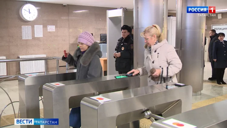 Тысячи казанцев не смогли оплатить проезд в метро банковскими картами