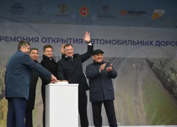 Минниханов и Хуснуллин открыли обновленную подъездную дорогу к аэропорту Казани
