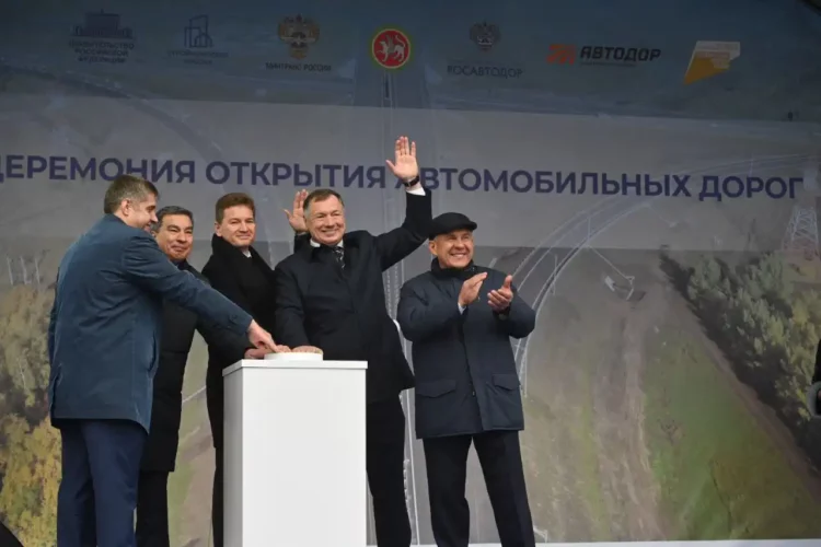 Минниханов и Хуснуллин открыли обновленную подъездную дорогу к аэропорту Казани